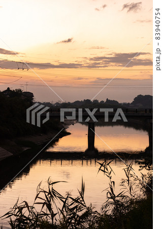 夕焼に照らされる上星川の橋/埼玉県行田市 夕焼に照らされる上星川の橋/埼玉県行田市 83940754
