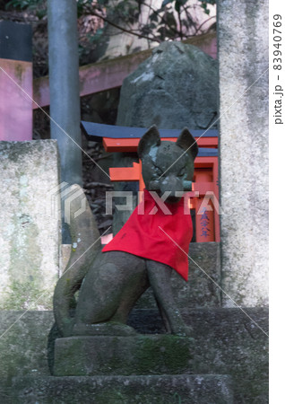 伏見稲荷大社のきつねの狛犬、京都市伏見区深草 83940769