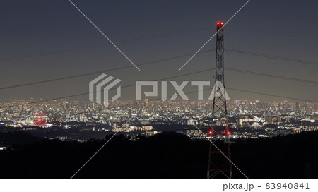 千提寺PA展望台から見たエキスポシティの大観覧車やあべのハルカス、梅田の高層ビル群などの大阪夜景 千提寺PA展望台から見たエキスポシティの大観覧車やあべのハルカス、梅田の高層ビル群などの大阪夜景 83940841