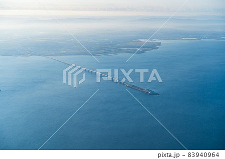 東京湾上空からの空撮　東京アクアラインと海ほたるパーキングエリア　 83940964