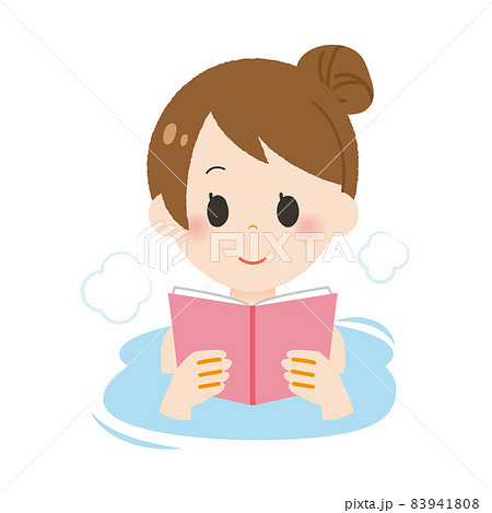 お風呂に入って読書する女性 83941808