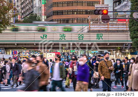 日本の東京都市景観 世界各国で再び感染拡大の波、水際対策緩和の愚再び…渋谷は脅威の人流＝11月13日 83942475