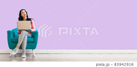 Young woman using her laptop 83942916
