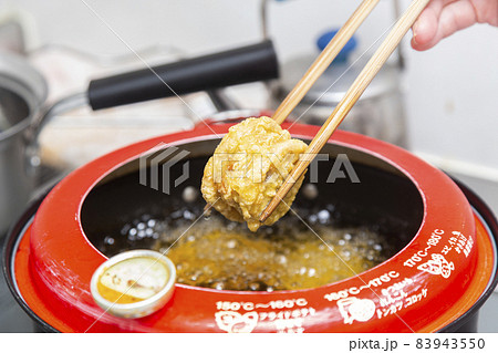 レンコンのはさみ揚げを揚げる 83943550