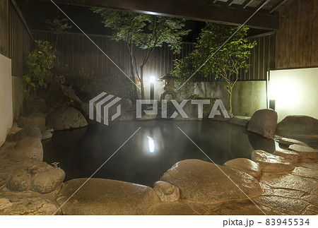 露天風呂　温泉イメージ　温泉情緒　源泉掛け流し　イメージ素材 83945534