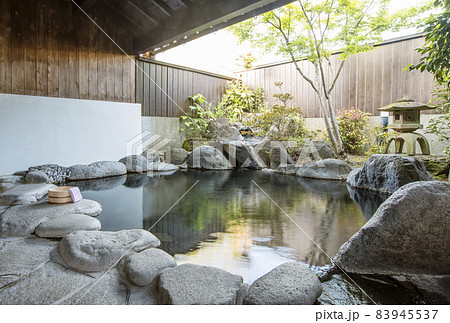 露天風呂　温泉イメージ　温泉情緒　源泉掛け流し　イメージ素材 83945537