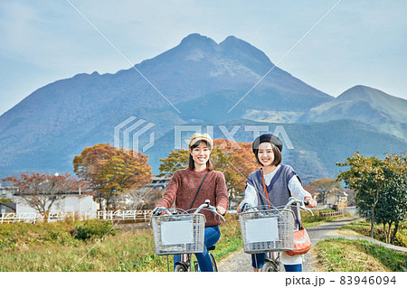 自転車で湯布院を散策する若い女性と友達 83946094