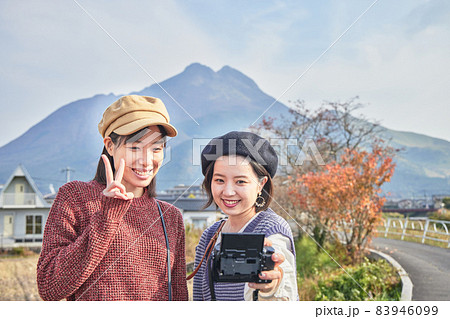 女子旅で由布岳をバックに記念撮影する若い女性と友達 女子旅で由布岳をバックに記念撮影する若い女性と友達 83946099