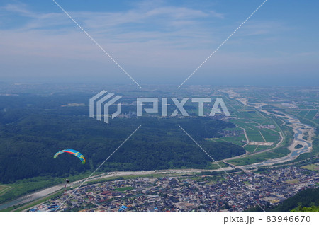 獅子吼高原から飛ぶパラグライダーと手取川扇状地 金沢平野の眺め 白山手取川ジオパーク 獅子吼高原から飛ぶパラグライダーと手取川扇状地 金沢平野の眺め 白山手取川ジオパーク 83946670