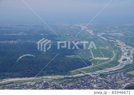 獅子吼高原から飛ぶパラグライダーと手取川扇状地　金沢平野の眺め　白山手取川ジオパーク 83946671
