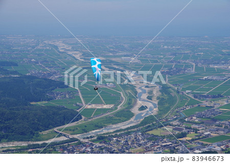 獅子吼高原から飛ぶパラグライダーと手取川扇状地　金沢平野の眺め　白山手取川ジオパーク 83946673