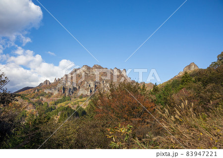 秋の妙義山　中之嶽の岩峰群 83947221