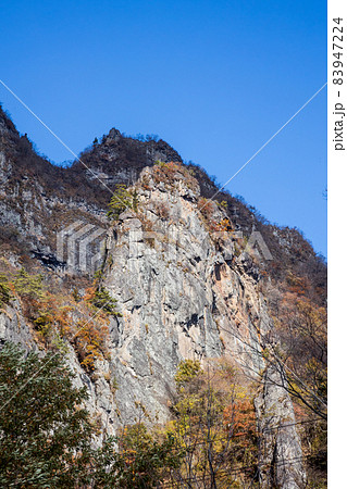 秋の妙義山 中之嶽の岩峰群 秋の妙義山 中之嶽の岩峰群 83947224