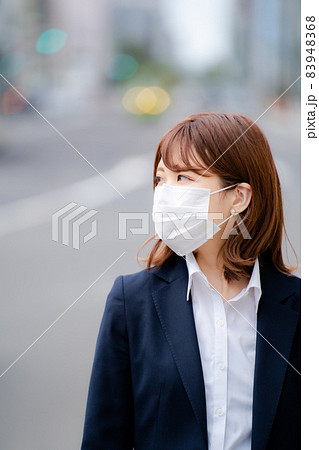 マスク姿で見つめるビジネスウーマン 83948368