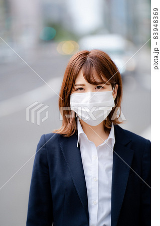 マスク姿で見つめるビジネスウーマン 83948369