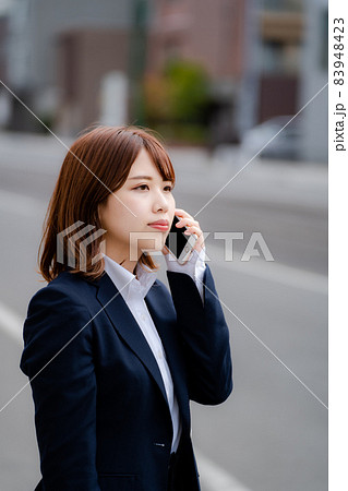 電話をするビジネスウーマン 83948423