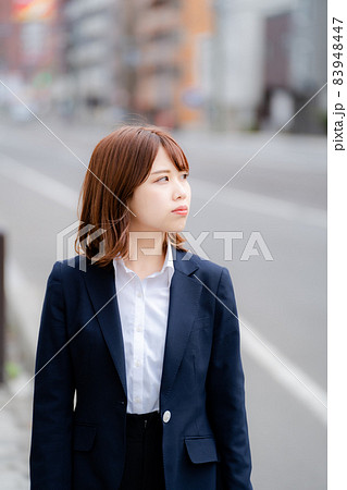 見つめるビジネスウーマン 83948447
