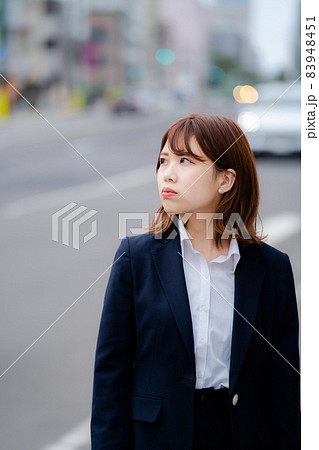 見つめるビジネスウーマン 83948451