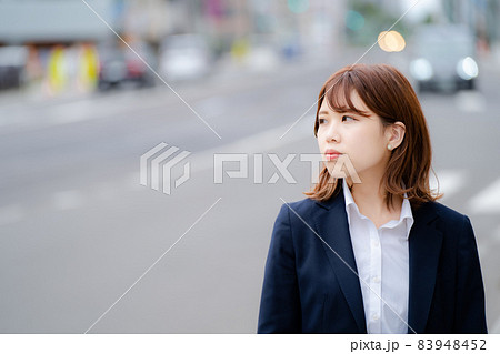 見つめるビジネスウーマン 83948452