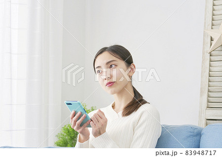 女性 スマホ リビング 考える 女性 スマホ リビング 考える 83948717