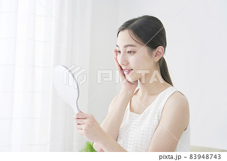 美容 鏡を見る女性 美容 鏡を見る女性 83948743