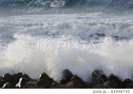 消波ブロックにあたる高波 消波ブロックにあたる高波 83948756