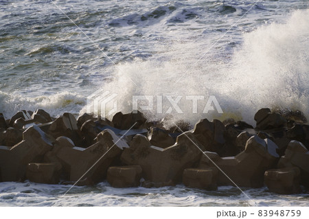 消波ブロックにあたる高波 消波ブロックにあたる高波 83948759