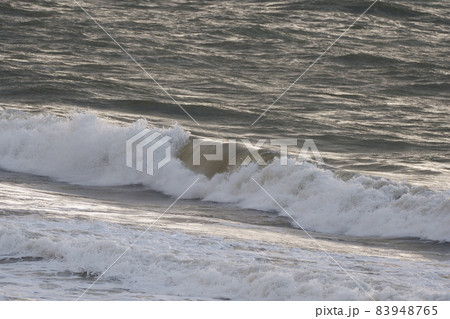 荒い波　荒れ模様の海 83948765