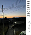 薄暗い朝の道 83948785