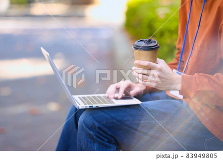 ノートパソコンを操作する若い男性　 83949805