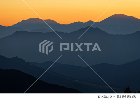 苗場山登山口から見る夜明けの越後駒ヶ岳と中ノ岳 苗場山登山口から見る夜明けの越後駒ヶ岳と中ノ岳 83949836
