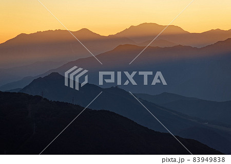 苗場山・秡川登山口から見る朝焼けの越後駒ヶ岳と八海山 苗場山・秡川登山口から見る朝焼けの越後駒ヶ岳と八海山 83949838