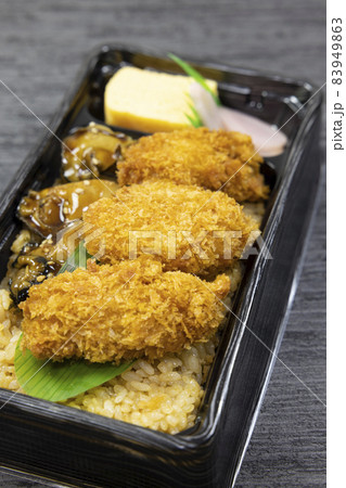 美味しいカキフライとカキ飯弁当 83949863