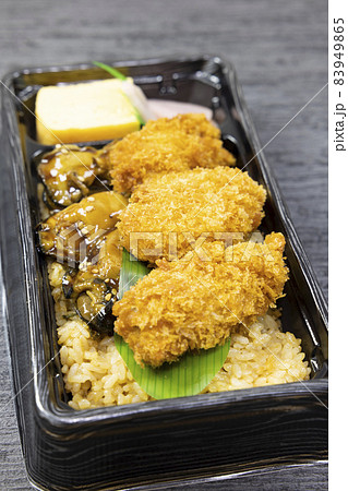 美味しいカキフライとカキ飯弁当 83949865