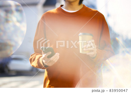 スマホを使用する若い男性 イメージ スマホを使用する若い男性 イメージ 83950047