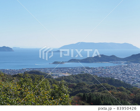「萩の平展望台」から見る室積の町と象鼻ケ岬。左に牛島連絡船 「萩の平展望台」から見る室積の町と象鼻ケ岬。左に牛島連絡船 83950426