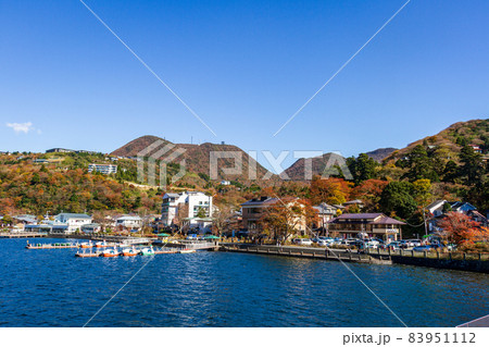 神奈川県足柄下郡箱根町元箱根芦ノ湖の秋色 83951112