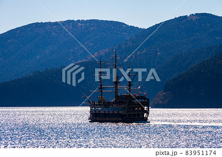 神奈川県足柄下郡箱根町元箱根芦ノ湖の秋色 83951174