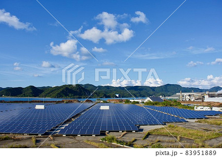 山陰の工場地帯の太陽光パネル発電施設　SDGs 83951889