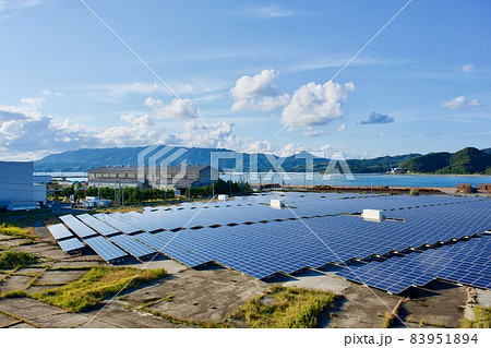 山陰の工場地帯の太陽光パネル発電施設 83951894