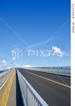 晴れた秋の日の中海大橋 83952375