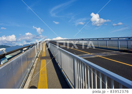 晴れた秋の日の中海大橋 83952376