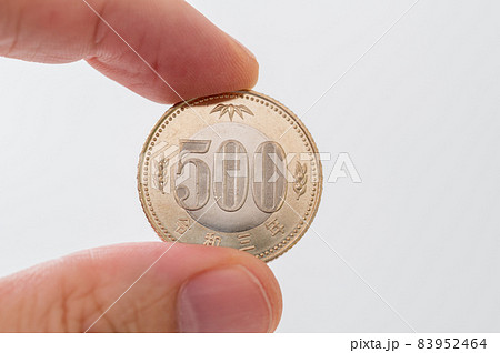 令和3年 新500円玉と手のイメージ 令和3年 新500円玉と手のイメージ 83952464
