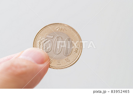 令和3年 新500円玉と手のイメージ 令和3年 新500円玉と手のイメージ 83952465