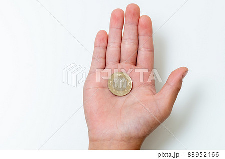 令和3年　新500円玉と手のイメージ 83952466