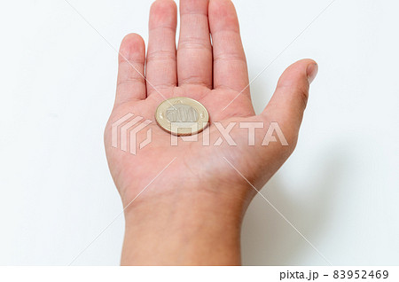 令和3年 新500円玉と手のイメージ 令和3年 新500円玉と手のイメージ 83952469