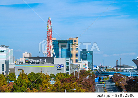 日本の東京都市景観　青海駅や大観覧などを望む 83952986