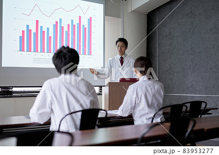セミナーで登壇する医療関係者 セミナーで登壇する医療関係者 83953277