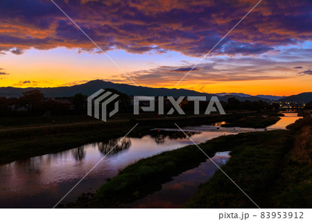 比叡山と鴨川 83953912