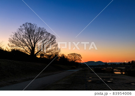 比叡山と鴨川の風景 83954006